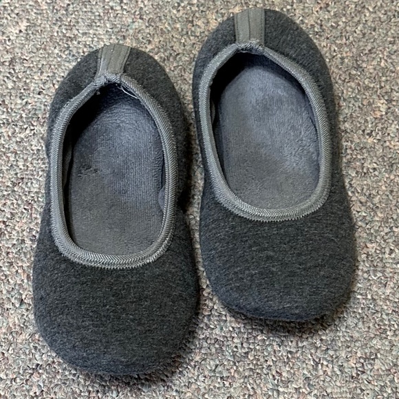 isotoner Women's Stretch Velour Victoria Ballerina House Slipper with all Around - Picture 1 of 6